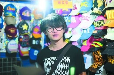 夜市帽子擺攤哥，竟是好聲音學員丁克森，其身份遭疑 